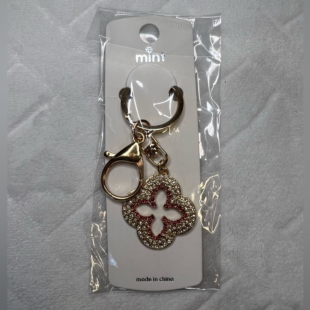 WHITE & PINK CRYSTAL EMBELLISHED FLOWER DESIGN GOLD TONE KEYCHAIN BAG CHARM NIP